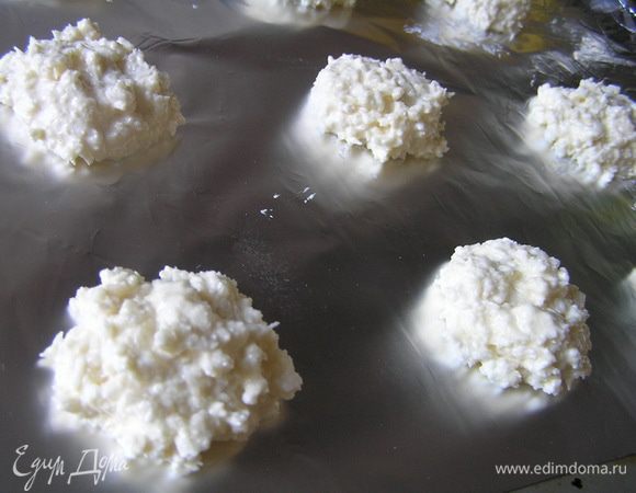 Противень застелить фольгой, с помощью двух чайных ложек выложить кокосовую массу в виде шариков. 