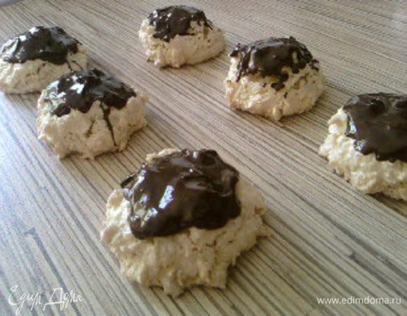 Растопить шоколад на водяной бане или в микроволновой печи, украсить готовые пирожные. 

