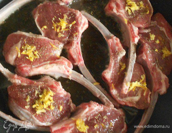 Разогреть сковороду  или гриль заранее.Положить котлеты и готовить несколько мин до появления сока  на верхней стороне мяса.Смазать лимонным соком и перевернуть. Жарить до готовности, переворачивать только один раз.