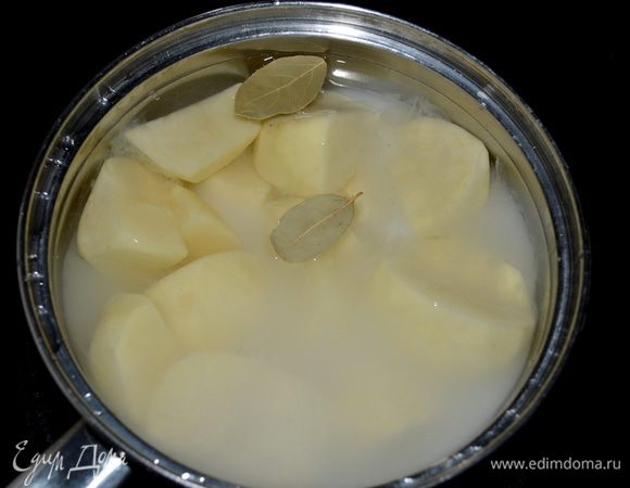 Разогреть духовку до 210 гр.
Картофель отварим в солен.воде.Добавив в воду молоко и лавр.лист.