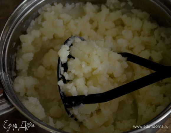 Воду слить,лавр.лист убрать,картофель растолочь.