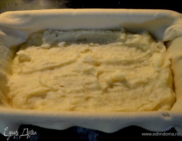 Затем добавим желтки и пармезан.
В круглую форму/как написано в рецепте/ выложим один лист слоеного теста,я делаю норму наполовину в форме прямоугольной.Выкладываем картоф. пюре.Распределяем по форме.