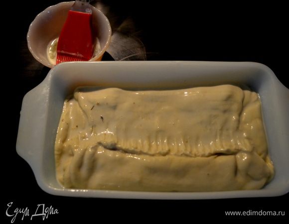 Сверху закроем вторым листом слоеного теста,ножом снимем лишнее тесто.Подправим концы закручивая по кругу/для круглой формы/.Сверху сделаем надрезы.Смажем разбавленным яйцом со сметаной.И поставим в духовку на 24 мин.или до золотист.цвета теста.