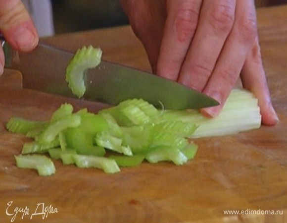 Сельдерей нарезать небольшими кусочками.