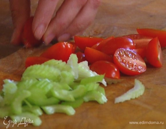 Помидоры разрезать пополам.