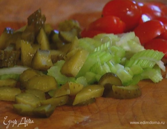 Огурцы мелко порезать.