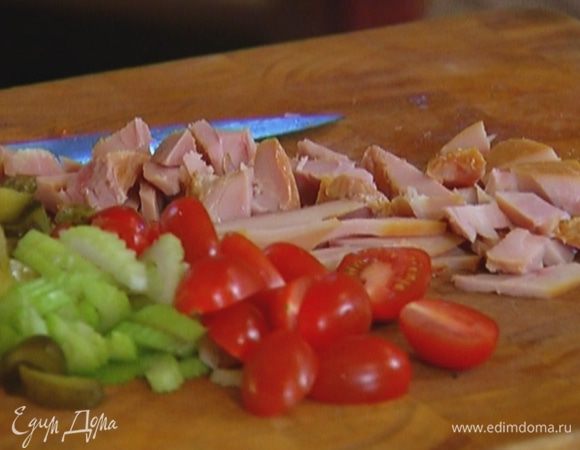 Филе индейки нарезать небольшими кусочками.