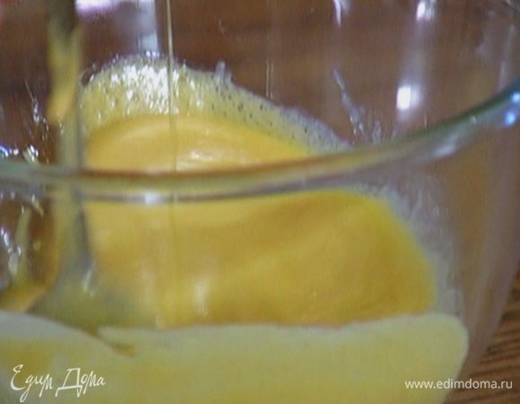 Приготовить заправку: соединить горчицу с огуречным маринадом и оливковым маслом, перемешать.