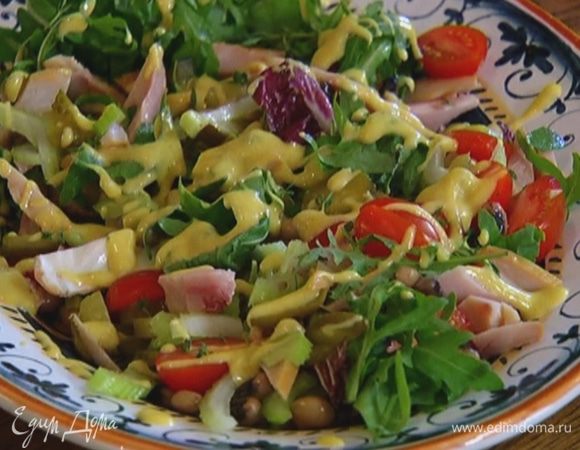 На большую тарелку выложить готовую фасоль, помидоры, индейку, сельдерей, огурцы, салатный микс, все слегка перемешать, посыпать листьями тимьяна и полить заправкой.