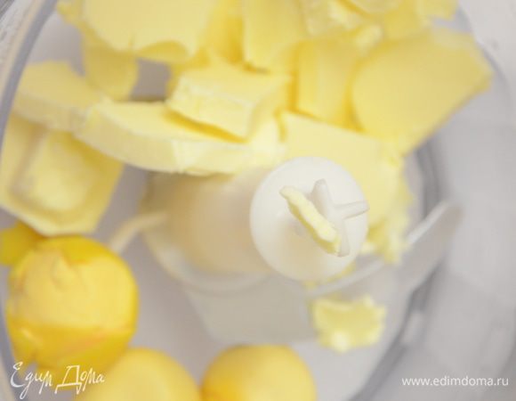Желтки вареные растереть со сливочным маслом. 