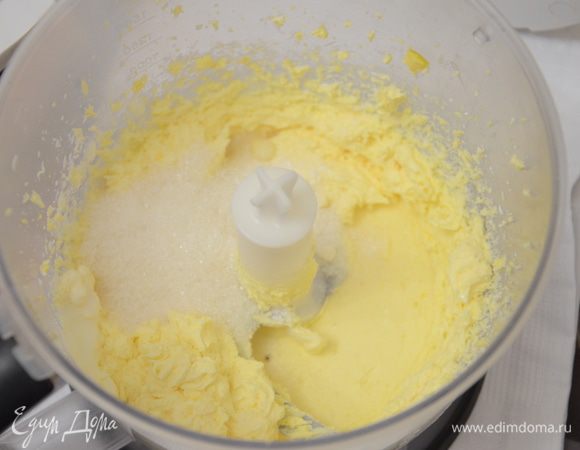 Добавить сметану,сахар и ванильный сахар.Растереть. 