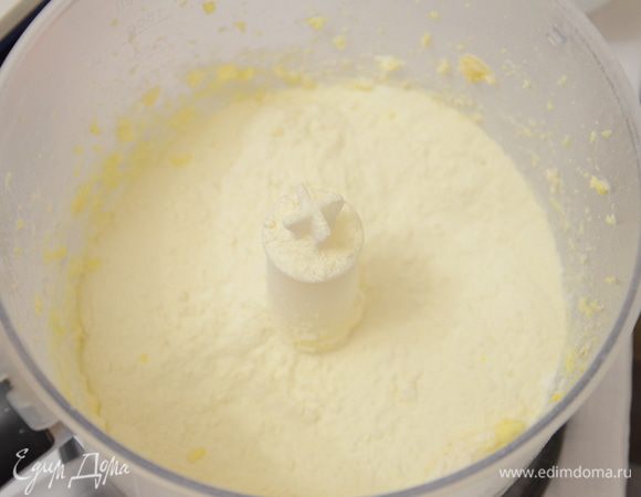 Добавить просеянную с разрыхлителем муку и щепотку соли.Растереть.Тесто завернуть в пленку и отправить на минут 40 в холодильник.