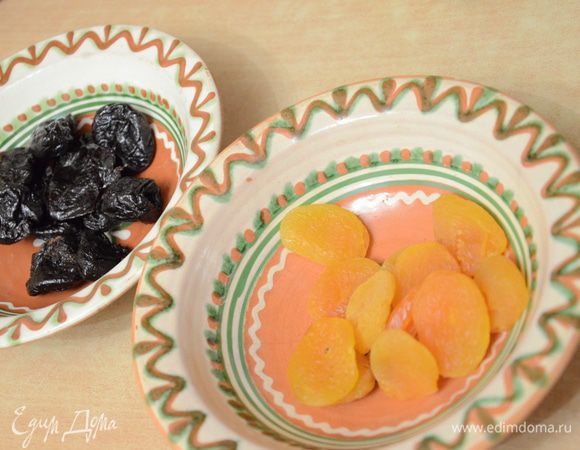 Чернослив и курагу залить кипятком.