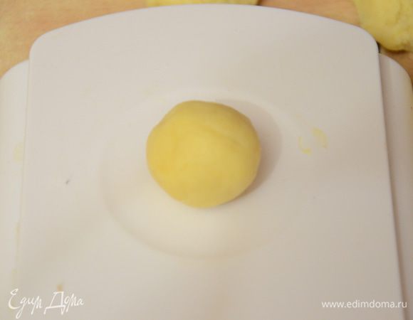 Тесто достать из холодильника,скатать из теста шарики,весом примерно по 15 грамм(размером с грецкий орех).