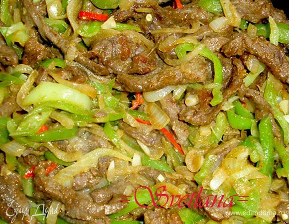 На той же сковороде обжарьте лук, сразу же добавьте чеснок, через минуту — болгарский перец. Перемешайте, через 2 минуты отправьте в сковородку мясо. Жарьте еще 5 минут.