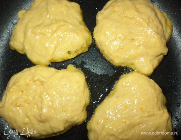 Начинаем жарить наши оладушки,наливаем  растительное масло на сковородку(у меня с  хорошим покрытием,поэтому масла надо совсем немного) и выкладываем по полной столовой ложке.Жарим с двух сторон.