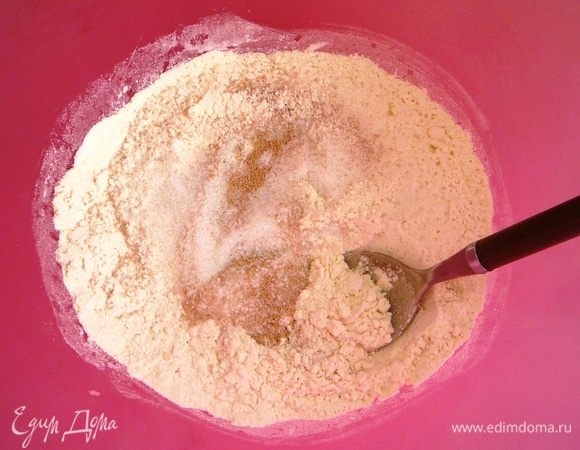 Смешать в большой миске оба вида муки и перемешать с дрожжами...