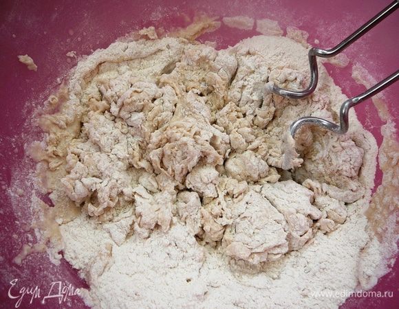Добавить соль, воду и замесить тесто. Я это сделала при помощи миксера насадками для замешивания теста. Сначала 2 мин. на низкой скорости, потом скорость увеличила и месила еще 7 минут, пока тесто не стало гладким и эластичным...
