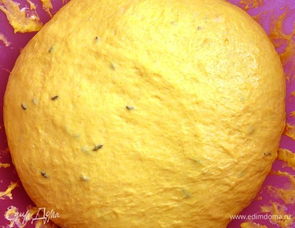 В последнюю очередь добавить куркуму и тмин. Вытащить тесто из чаши, переложить на присыпанную мукой поверхность и сложить в шар. Переложить шар из теста обратно в миску, накрыть полотенцем и поставить в теплое место на 1 час. Через час тесто увеличится вдвое... Выложить в форму (я делала в круглой) и оставить на расстойку на 30-40 минут. Духовку предварительно разогреть до 250 градусов. Открыть духовку, обрызгать стенки водой и быстро посадить хлеб. Дверцу закрыть и выпекать 25-30 минут до румяной корочки.