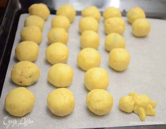 Защипать края и скатать аккуратный колобок.Выложить на противень застеленный пергаментом и поставить запекаться при 180С.на 20-25минут.