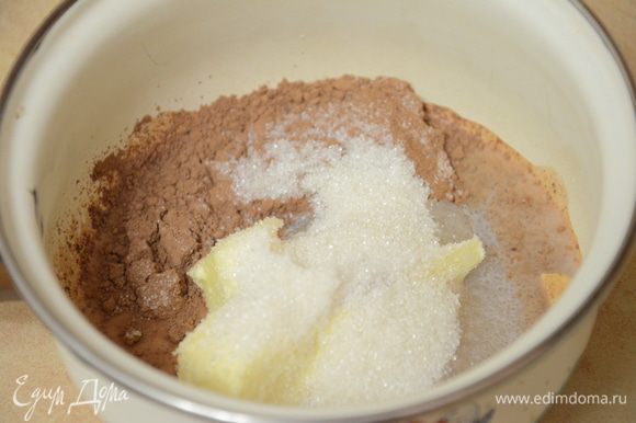 Приготовить глазурь,для этого смешать в кастрюльке молоко,сахар,какао и масло.Поставить на медленный огонь,довести до кипения постоянно помешивая,дать прокипеть в течении минут 3.