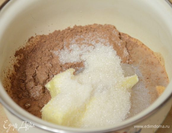 Приготовить глазурь,для этого смешать в кастрюльке молоко,сахар,какао и масло.Поставить на медленный огонь,довести до кипения постоянно помешивая,дать прокипеть в течении минут 3.