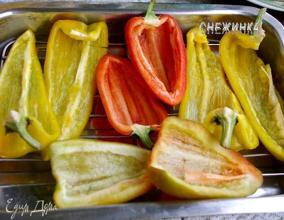 Перцы разрезаем вдоль пополам, сохранив черенки. Очищаем от семян. Укладываем в форму или жаростойкое блюдо. Солим, перчим по вкусу.

