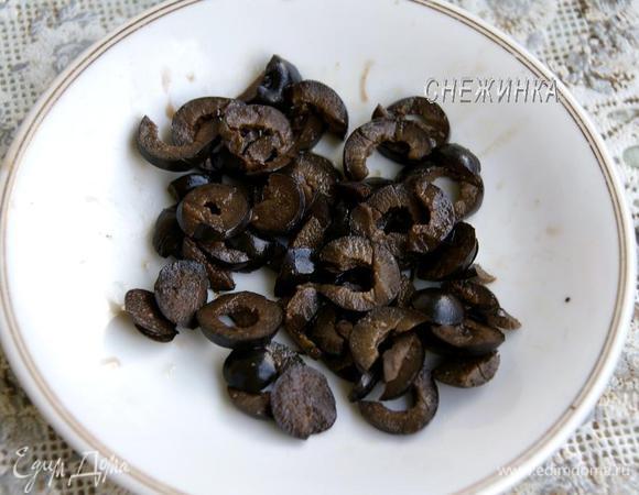 Маслины нарезаем кружочками.
