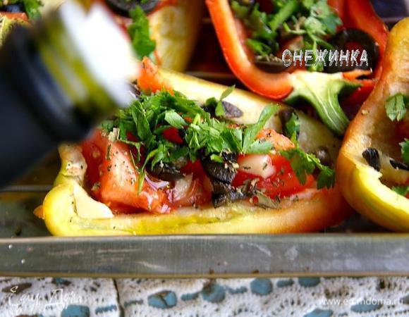 Наливаем в каждую половинку оливковое масло. Ставим перцы запекаться в духовку при 180С 40 минут.