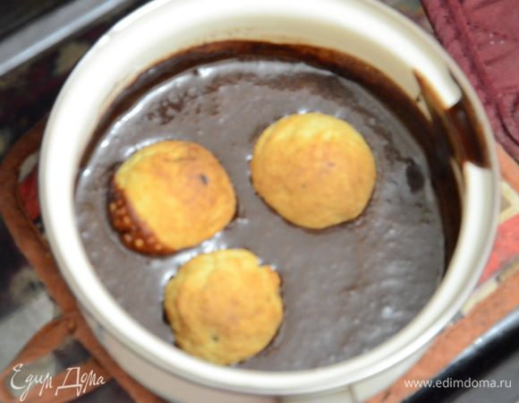 Обмакнуть в еще горячую глазурь,при помощи столовой ложки смазать глазурью со всей сторон.