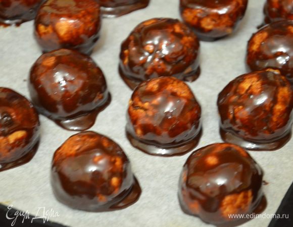 Выложить на противень на котором пеклись печенья.