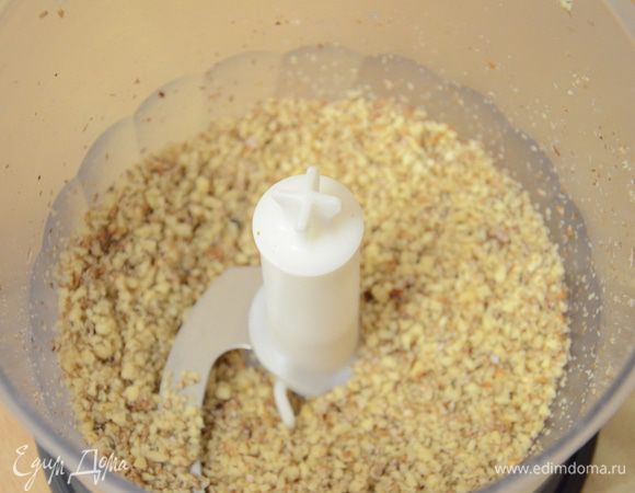 Грецкий орех(можно фундук) смолоть в блендере.