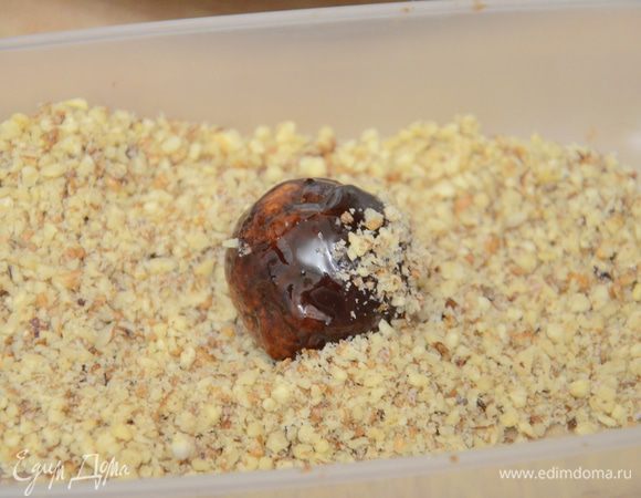 Обвалять печенье в орехах.