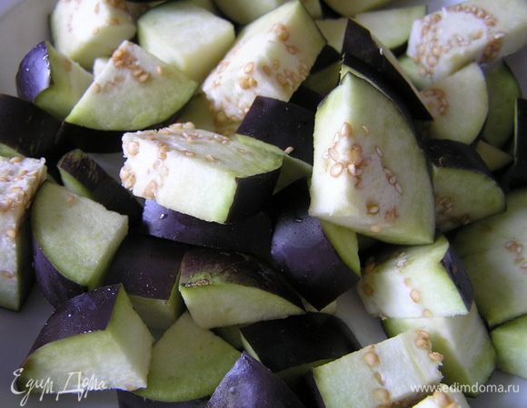 Баклажаны нарезать кубиками, присыпать солью, перемешать и оставить на 10-15 минут. *** Такой способ обработки позволит не только избавиться от горечи баклажанов, но и использовать меньше масла при их обжаривании***