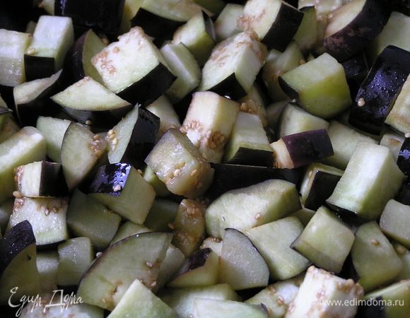 Затем промыть холодной водой, обсушить и обжарить на оливковом масле 3-5 минут, выложить в миску.