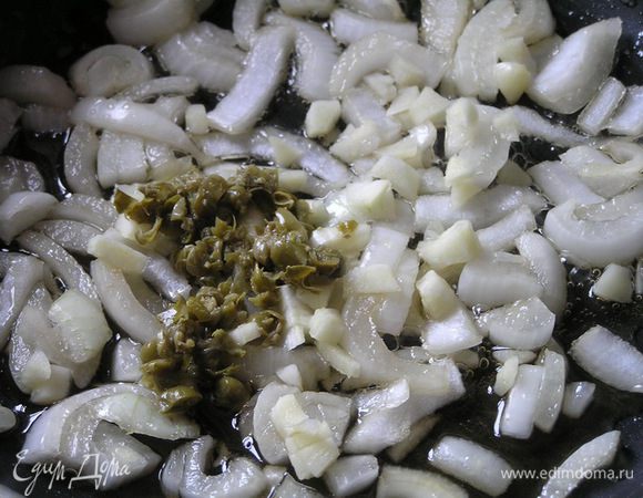 всыпать нарезанный чеснок, затем мелко нарезанные каперсы