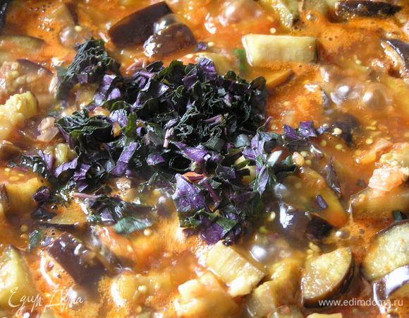 Всыпать нарезанные листья базилика (несколько оставить для украшения). Досолить, если нужно. Готовить еще 2-3 минуты. 