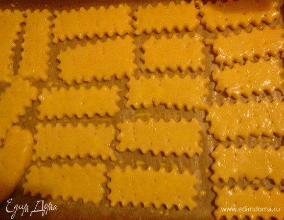 Духовку разогреть до 180 градусов. Противень выстелить бумагой для выпечки. Тесто раскатать и разрезать ножом с резьбой на прямоугольники 6 на 2 см ( у меня получились разного размера: были и намного больше и такие, как надо, на вкус это не влияет!), выложить на противень. Кончиком вилки попрокалывать тесто, смазать желтком, взбитым с 1 ст. л. холодной воды (я охлаждала воду в холодильнике вместе с тестом), и слегка присыпать солью. Выпекать фроллини 20 минут.