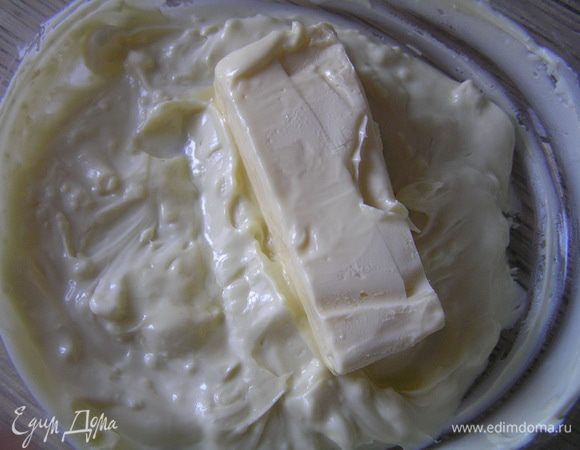 Для основы. Шоколад поломать на кусочки, растопить, добавить размягченное сливочное масло, перемешать до однородности,