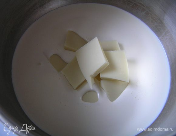 Для суфле. Желатин замочить в воде на 10 минут. Сливки нагреть, добавить поломанный на кусочки шоколад, перемешать до однородности, добавить отжатый желатин, перемешать.