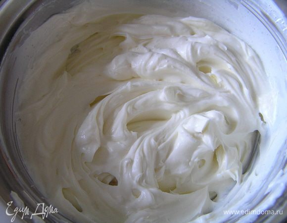 Маскарпоне  растереть с сахаром, сметаной и лимонным соком. 