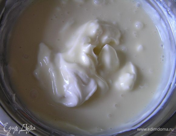 Добавить шоколадно-сливочную массу с желатином, немного взбить.