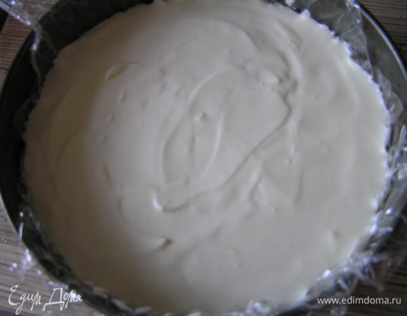 Выложить суфле на охлажденную основу в форме. Убрать в холодильник до застывания (часа на 2) или в морозилку на 30 минут.