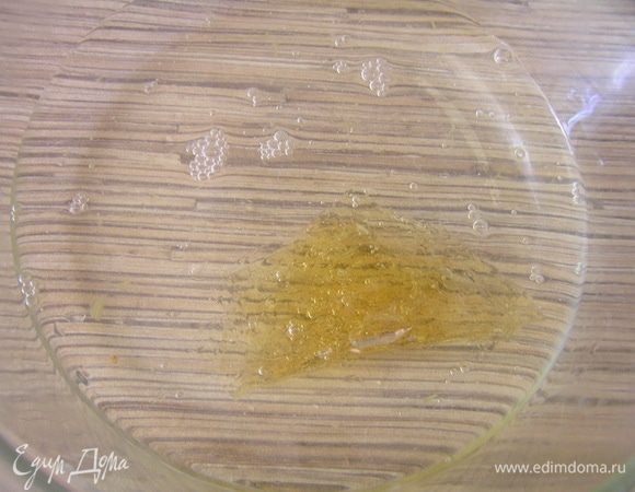 Приготовить персиковое желе. Желатин замочить в воде на 10 минут. Персиковый сироп нагреть, добавить отжатый желатин и лимонный сок, перемешать до растворения желатина.