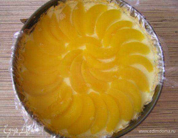 Персики нарезать дольками, аккуратно выложить на застывшее суфле, залить персиковым желе. Убрать в холодильник до полного застывания.