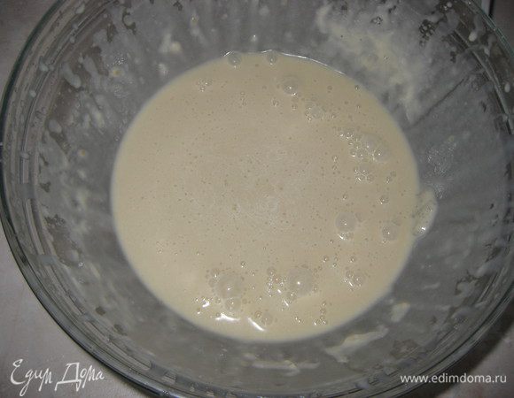 Для  начала смешиваем в миске 200 гр муки, сухое молоко, дрожжи. Доливаем воду (вода должна быть довольно горячая. 53 гр), хорошо размешиваем и оставляем на 10 минут.