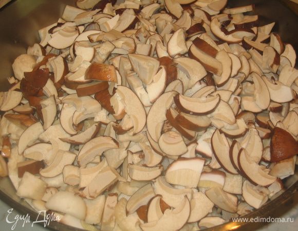 Грибы почистить, просушить, нарезать тонкими пластинками и поджарить на топленом масле в течении 20 минут, пока жидкость не испарится. Посолить по вкусу