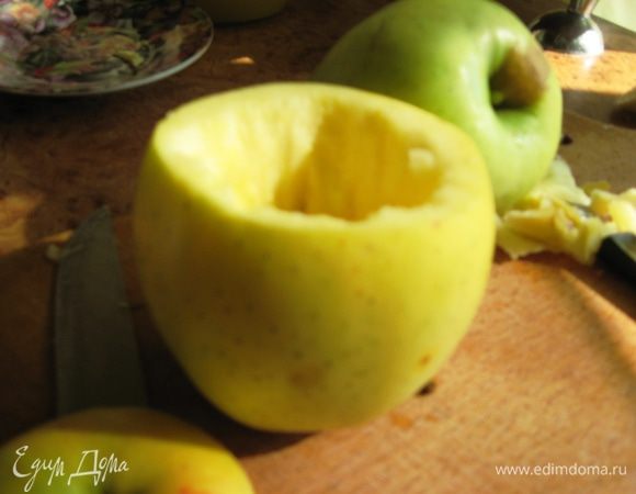 Яблоки. Срезаем аккуратно шапочку. Вырезаем сердцевину и ложечкой убираем мякоть. Делаем такую себе чашечку, но при этом стенки и низ яблока должны остаться целыми.