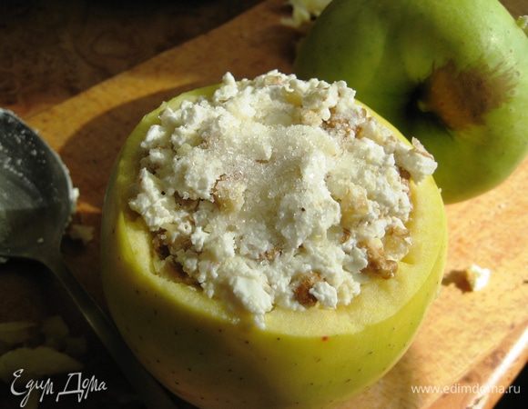 
Готовим начинку. Творог, орехи, мед и сахар тщательно перемешиваем, начиняем яблочки.