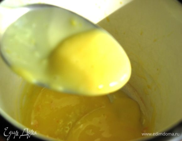 Пока яблочки пекутся, готовим соус. Два желтка тщательно взбиваем с сахарной пудрой. Добавляем цедру лимона, вино и отправляем получившуюся смесь на водяную баню. Варим, постоянно помешивая до загустения. 